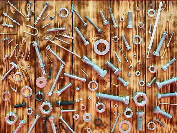 Vis boulons et fixations sur du bois