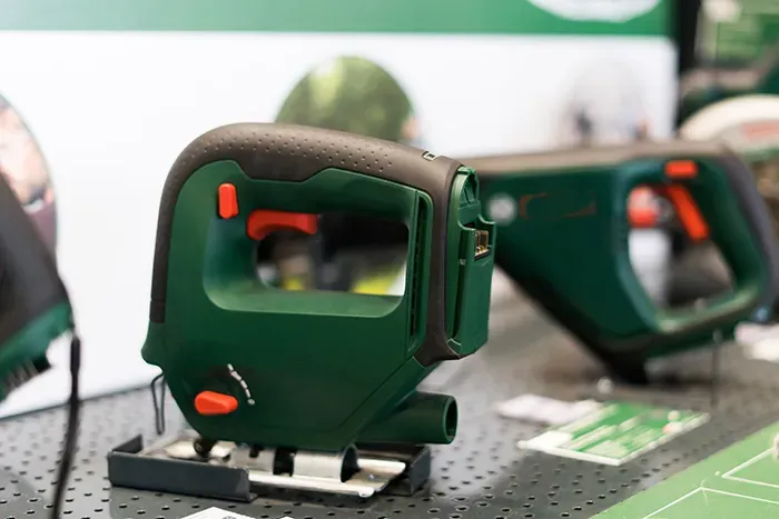 Outils électriques verts et orange